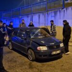 kamyonet calilik alana uctu carptigi bariyerler 2 otomobilin uzerine dustu 478e3be5ab75