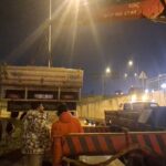 kamyonet calilik alana uctu carptigi bariyerler 2 otomobilin uzerine dustu 72c21cf5f091