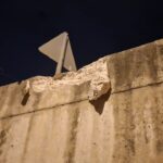 kamyonet calilik alana uctu carptigi bariyerler 2 otomobilin uzerine dustu 855d8fa9527d