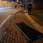 kamyonet calilik alana uctu carptigi bariyerler 2 otomobilin uzerine dustu 9bf1b166a897