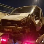 kamyonet calilik alana uctu carptigi bariyerler 2 otomobilin uzerine dustu df67fbd2f10a