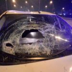 kamyonet calilik alana uctu carptigi bariyerler 2 otomobilin uzerine dustu f3002e9237f2