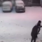 karla kapli yolda kayan otomobili durdurup kazayi onlediler fd84e58674ae