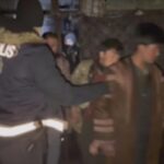 Kars'ta Metruk Binada 14 Afgan Kaçak Göçmen Yakalandı 2 karsta metruk binada saklanan 14 kacak gocmen yakalandi 36a9c43395ea