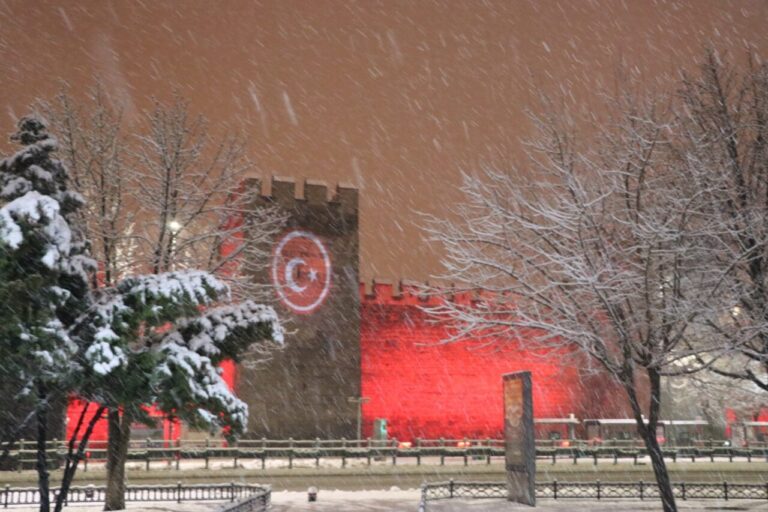 Kayseri’de Yoğun Kar Yağışı Şehri Beyaza Bürüdü