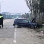 kontrolden cikan otomobil once kaldirima ardindan agaca carpti 2 yarali 6fb00a9b5fa5