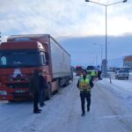 Kop Dağı Geçidi'nde kar yağışı nedeniyle çığ düşmesi sonucu ulaşım tamamen durdu, sürücüler Aşkale'de bekletiliyor. 3 kop dagi gecidinde kar ve tipi etkili oldu askale yoluna cig dustu b187635ceb66