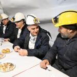 manisa valisi ozkan yeni yila madencilerle yer altinda girdi 89b2c360f00c