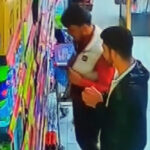 markette koklayarak begendikleri deodorantlari caldilar 340d8f0ee2cd