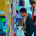 markette koklayarak begendikleri deodorantlari caldilar 3b8048aad73b