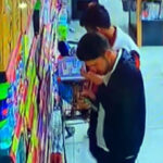 markette koklayarak begendikleri deodorantlari caldilar f074cc2cc483