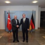 milli savunma bakani guler almanyada 3 cb500789257c