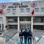 Firari Göçmen Kaçakçısı Hüseyin Ateş, Muğla’da Yakalandı ve Tutuklandı 1 muglada firari hukumlu saklandigi evde yakalandi 2f9ff1ae82af