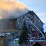 otel yangininin yil donumunde kaybettikleri yakinlarinin acisini yasiyorlar 935acda39381