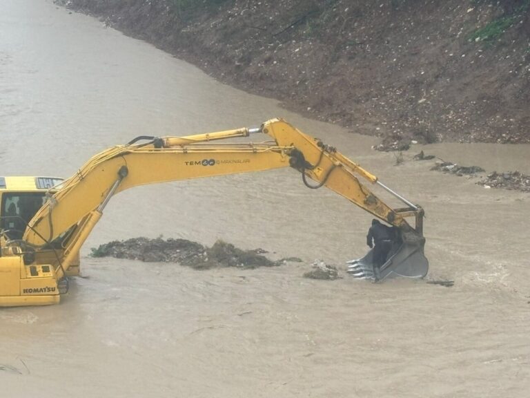Mersin’de Çaya Düşen Otomobil Sürücüsü İtfaiye Ekiplerince Kurtarıldı
