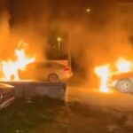 Darıca'da park halindeki otomobil ve cipte çıkan yangın itfaiye ekipleri tarafından kontrol altına alındı. 1 park halindeki otomobil ve cip alev alev yandi db7081595340