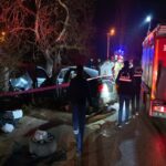 İnegöl'de otomobilin ağaca çarpması sonucu iki genç hayatını kaybetti, sürücü alkollü çıktı. 2 sena ile silanin oldugu kazada surucu 144 promil alkollu cikti 3b229c3d9fdb