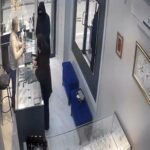 Bursa'da Kuyumcu Soygunu Girişimi: Maskeli Şahıs Panikleyerek Kaçtı 1 silahla soymaya geldigi kuyumcu azarlayinca kacti o anlar kamerada 0fa419465ddf