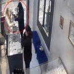 Bursa'da Kuyumcu Soygunu Girişimi: Maskeli Şahıs Panikleyerek Kaçtı 2 silahla soymaya geldigi kuyumcu azarlayinca kacti o anlar kamerada 15c14d1ec3f7