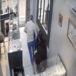 Bursa'da Kuyumcu Soygunu Girişimi: Maskeli Şahıs Panikleyerek Kaçtı 3 silahla soymaya geldigi kuyumcu azarlayinca kacti o anlar kamerada 74307e8b91ab