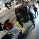 tartistigi musterisi ve arkadaslari tarafindan darbedildi o anlar kamerada 0dc8ed9768d9