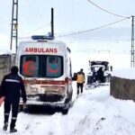 Kars’taki ambulans, kar nedeniyle kapanan yolu traktör ile açarak hastaya ulaştı. 1 traktor yol acti ambulans hastaya ulasti 0c6978880e8f