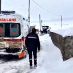 Kars’taki ambulans, kar nedeniyle kapanan yolu traktör ile açarak hastaya ulaştı. 2 traktor yol acti ambulans hastaya ulasti de83e4b3c93f