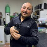 yarali halde bulup tedavi ettirdigi karga is yerinde yanindan ayrilmiyor 0ed1371dbe83