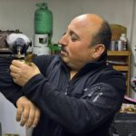 yarali halde bulup tedavi ettirdigi karga is yerinde yanindan ayrilmiyor 10c8b3850c4e