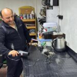 yarali halde bulup tedavi ettirdigi karga is yerinde yanindan ayrilmiyor 3f388ecf07d4