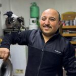 yarali halde bulup tedavi ettirdigi karga is yerinde yanindan ayrilmiyor e978f0c8797e