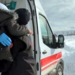 yolu kapali mahallede rahatsizlanan cam kemik hastasi cocugu ekipler hastaneye ulastirdi 6d97805295c7