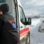 yolu kapali mahallede rahatsizlanan cam kemik hastasi cocugu ekipler hastaneye ulastirdi e338e28e1db1