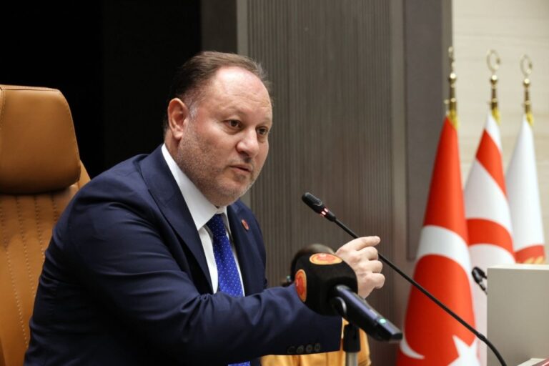 Öztürkler’den Hristodulidis’e Sert Tepki: “Tarihi Çarpıtıyor, Kıbrıs Türk Halkının İradesini Yok Sayıyor”