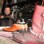 4 kizini zorlukla okutan ayakkabi tamircisi universitedeki kiz ogrencilerden ucret almiyor 4c1d5fa57264