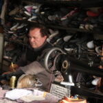 4 kizini zorlukla okutan ayakkabi tamircisi universitedeki kiz ogrencilerden ucret almiyor a7cf1666f315