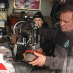 4 kizini zorlukla okutan ayakkabi tamircisi universitedeki kiz ogrencilerden ucret almiyor d8de68cf86f0