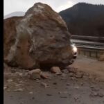 Amasya'da dağdan kopan dev kayalar yolu ulaşıma kapattı 3 amasyada dagdan kopan dev kayalar yolu ulasima kapatti 44b534045cea