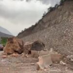 Amasya'da dağdan kopan dev kayalar yolu ulaşıma kapattı 2 amasyada dagdan kopan dev kayalar yolu ulasima kapatti baa312ec2b3a