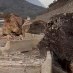 Amasya'da dağdan kopan dev kayalar yolu ulaşıma kapattı 1 amasyada dagdan kopan dev kayalar yolu ulasima kapatti d35a05697b0d