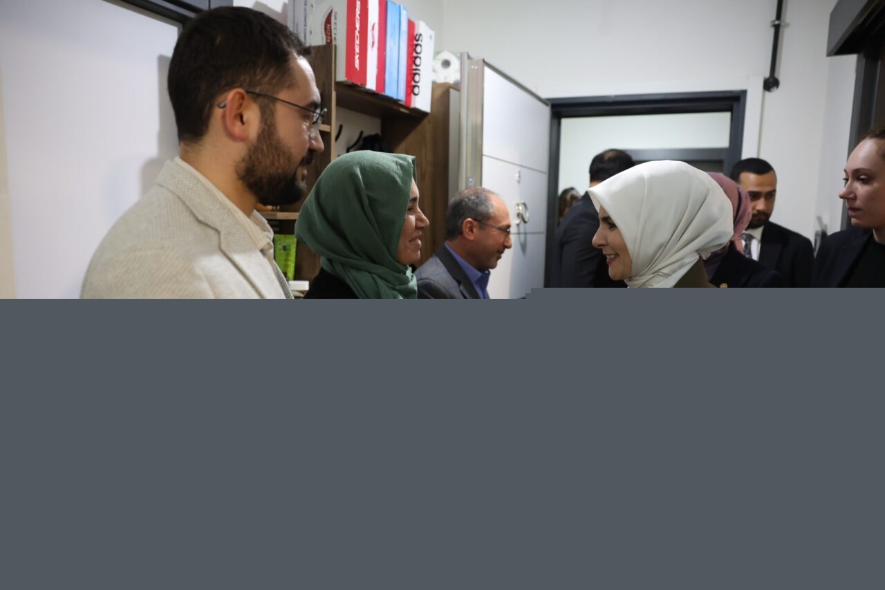 bakan goktas yeni evine kavusan ailenin iftar sofrasina misafir oldu a54e4c9c2599