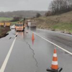 balikesirde asfalt yol saganak sonrasi coktu f22bb47ba3a4