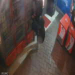 bisikletli 3 cocuk otomobillerin lastigini kesip marketlerden hirsizlik yapti ca3869e64539