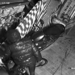 bisikletli 3 cocuk otomobillerin lastigini kesip marketlerden hirsizlik yapti e74da677917a