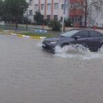 burhaniyede saganak nedeniyle yollar gole dondu tarim arazilerini su basti 7f497c86d784
