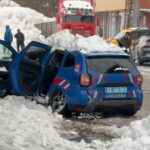 Çatıda biriken kar, jandarma aracının üzerine düştü: 2 yaralı 3 catida biriken kar jandarma aracinin uzerine dustu 2 yarali 26d12856160c
