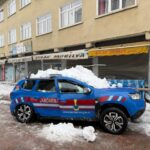 Çatıda biriken kar, jandarma aracının üzerine düştü: 2 yaralı 1 catida biriken kar jandarma aracinin uzerine dustu 2 yarali 5e536640f6c6