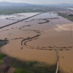 derenin tasmasi ile yollar ve tarim arazilerini su basti mahsur kalan surucu kurtarildi 2 17d53a642dec