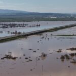 derenin tasmasi ile yollar ve tarim arazilerini su basti mahsur kalan surucu kurtarildi 2 a02b9ebe0711