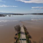 derenin tasmasi ile yollar ve tarim arazilerini su basti mahsur kalan surucu kurtarildi 2 b827ba788117